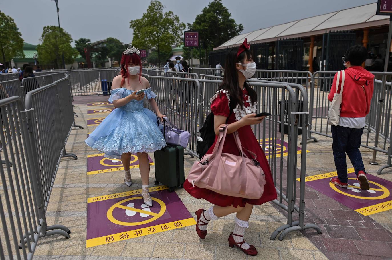 Disneyland Shanghái se ha convertido en el primer parque temático del mundo en retomar su actividad después del parón provocado por la crisis del coronavirus. La reapertura marcará las pautas en el resto de sus instalaciones en Estados Unidos, Francia y Asia, y se ha llevado a cabo con medidas de seguridad para evitar las aglomeraciones y contagios: aforo al 30% de su totalidad, bandas amarillas en los accesos para mantener la distancia mínima interpersonal, uso obligatorio de mascarilla y tomas de temperatura para clientes y empleados.