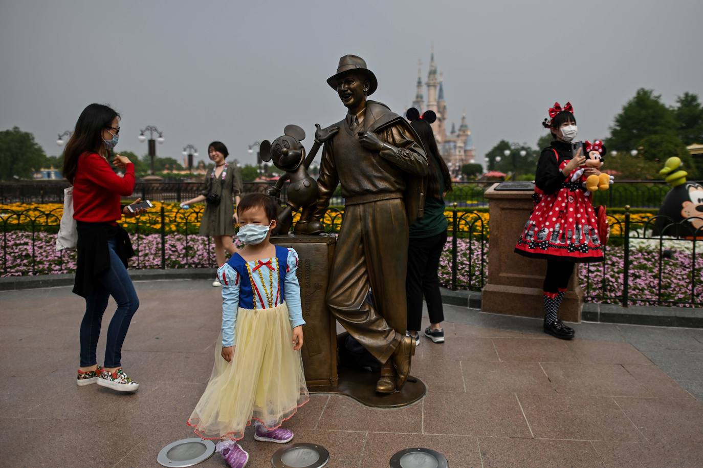 Disneyland Shanghái se ha convertido en el primer parque temático del mundo en retomar su actividad después del parón provocado por la crisis del coronavirus. La reapertura marcará las pautas en el resto de sus instalaciones en Estados Unidos, Francia y Asia, y se ha llevado a cabo con medidas de seguridad para evitar las aglomeraciones y contagios: aforo al 30% de su totalidad, bandas amarillas en los accesos para mantener la distancia mínima interpersonal, uso obligatorio de mascarilla y tomas de temperatura para clientes y empleados.