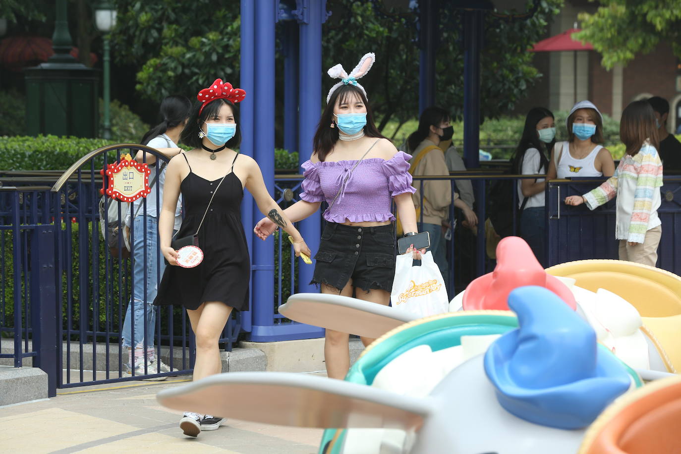 Disneyland Shanghái se ha convertido en el primer parque temático del mundo en retomar su actividad después del parón provocado por la crisis del coronavirus. La reapertura marcará las pautas en el resto de sus instalaciones en Estados Unidos, Francia y Asia, y se ha llevado a cabo con medidas de seguridad para evitar las aglomeraciones y contagios: aforo al 30% de su totalidad, bandas amarillas en los accesos para mantener la distancia mínima interpersonal, uso obligatorio de mascarilla y tomas de temperatura para clientes y empleados.