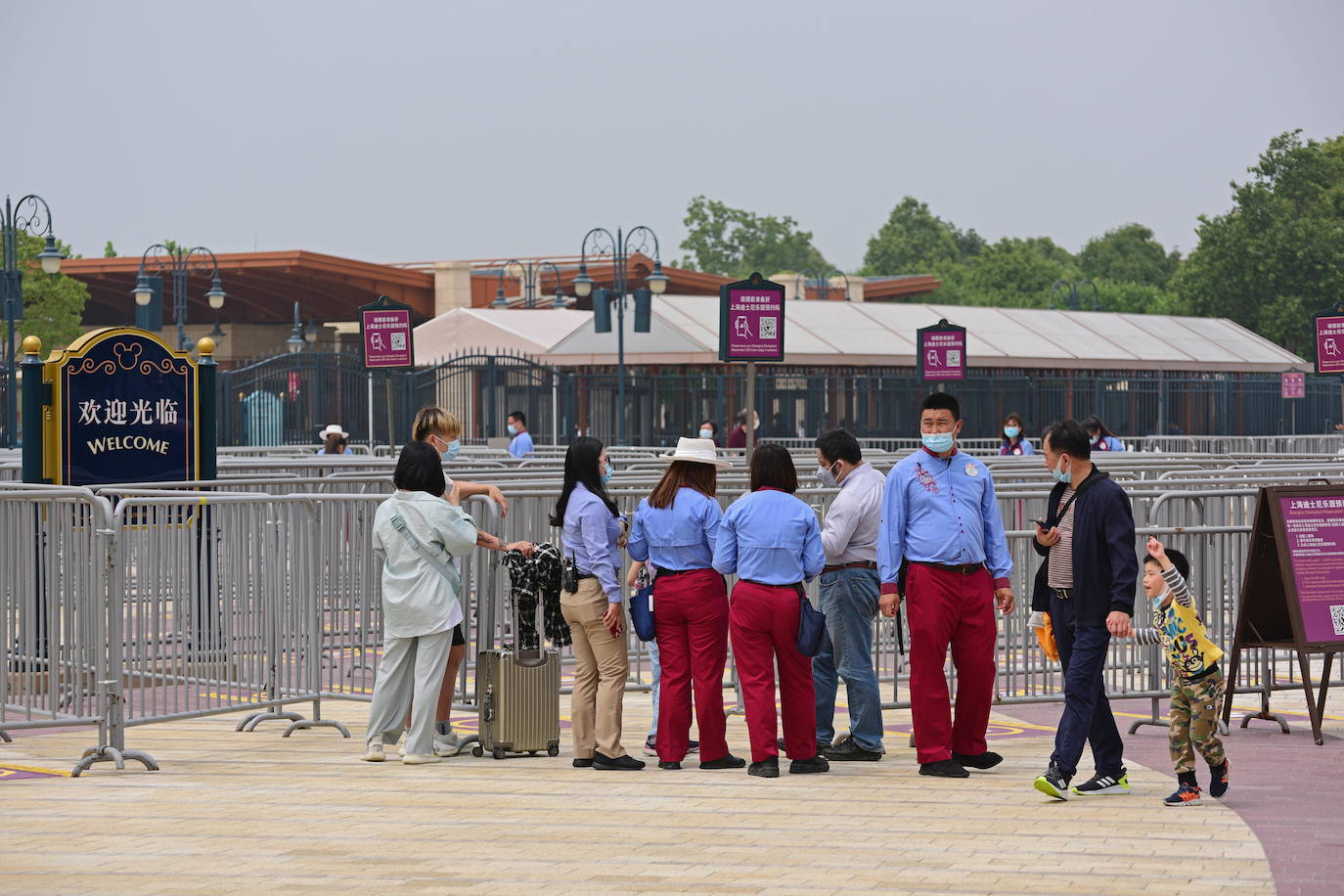 Disneyland Shanghái se ha convertido en el primer parque temático del mundo en retomar su actividad después del parón provocado por la crisis del coronavirus. La reapertura marcará las pautas en el resto de sus instalaciones en Estados Unidos, Francia y Asia, y se ha llevado a cabo con medidas de seguridad para evitar las aglomeraciones y contagios: aforo al 30% de su totalidad, bandas amarillas en los accesos para mantener la distancia mínima interpersonal, uso obligatorio de mascarilla y tomas de temperatura para clientes y empleados.