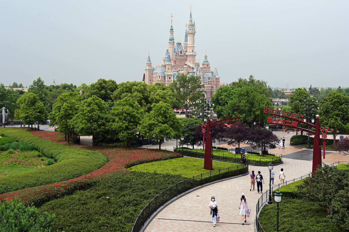 Disneyland Shanghái se ha convertido en el primer parque temático del mundo en retomar su actividad después del parón provocado por la crisis del coronavirus. La reapertura marcará las pautas en el resto de sus instalaciones en Estados Unidos, Francia y Asia, y se ha llevado a cabo con medidas de seguridad para evitar las aglomeraciones y contagios: aforo al 30% de su totalidad, bandas amarillas en los accesos para mantener la distancia mínima interpersonal, uso obligatorio de mascarilla y tomas de temperatura para clientes y empleados.