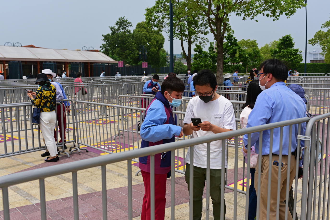 Disneyland Shanghái se ha convertido en el primer parque temático del mundo en retomar su actividad después del parón provocado por la crisis del coronavirus. La reapertura marcará las pautas en el resto de sus instalaciones en Estados Unidos, Francia y Asia, y se ha llevado a cabo con medidas de seguridad para evitar las aglomeraciones y contagios: aforo al 30% de su totalidad, bandas amarillas en los accesos para mantener la distancia mínima interpersonal, uso obligatorio de mascarilla y tomas de temperatura para clientes y empleados.