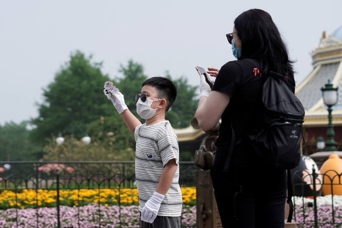 Disneyland Shanghái se ha convertido en el primer parque temático del mundo en retomar su actividad después del parón provocado por la crisis del coronavirus. La reapertura marcará las pautas en el resto de sus instalaciones en Estados Unidos, Francia y Asia, y se ha llevado a cabo con medidas de seguridad para evitar las aglomeraciones y contagios: aforo al 30% de su totalidad, bandas amarillas en los accesos para mantener la distancia mínima interpersonal, uso obligatorio de mascarilla y tomas de temperatura para clientes y empleados.