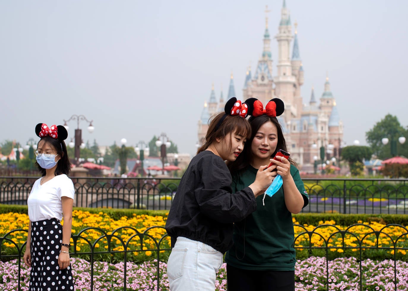 Disneyland Shanghái se ha convertido en el primer parque temático del mundo en retomar su actividad después del parón provocado por la crisis del coronavirus. La reapertura marcará las pautas en el resto de sus instalaciones en Estados Unidos, Francia y Asia, y se ha llevado a cabo con medidas de seguridad para evitar las aglomeraciones y contagios: aforo al 30% de su totalidad, bandas amarillas en los accesos para mantener la distancia mínima interpersonal, uso obligatorio de mascarilla y tomas de temperatura para clientes y empleados.