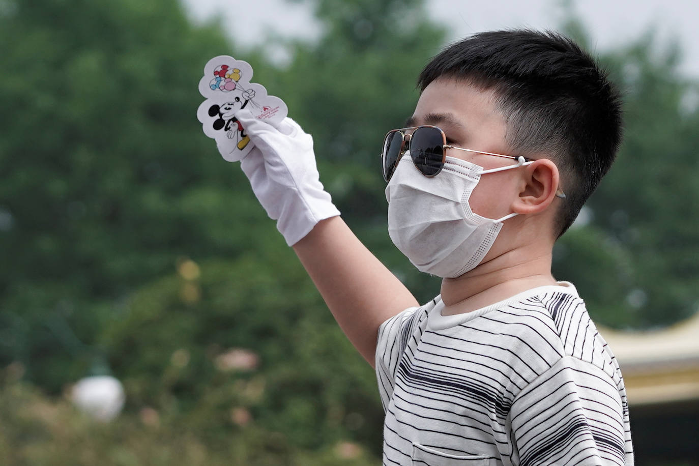 Disneyland Shanghái se ha convertido en el primer parque temático del mundo en retomar su actividad después del parón provocado por la crisis del coronavirus. La reapertura marcará las pautas en el resto de sus instalaciones en Estados Unidos, Francia y Asia, y se ha llevado a cabo con medidas de seguridad para evitar las aglomeraciones y contagios: aforo al 30% de su totalidad, bandas amarillas en los accesos para mantener la distancia mínima interpersonal, uso obligatorio de mascarilla y tomas de temperatura para clientes y empleados.