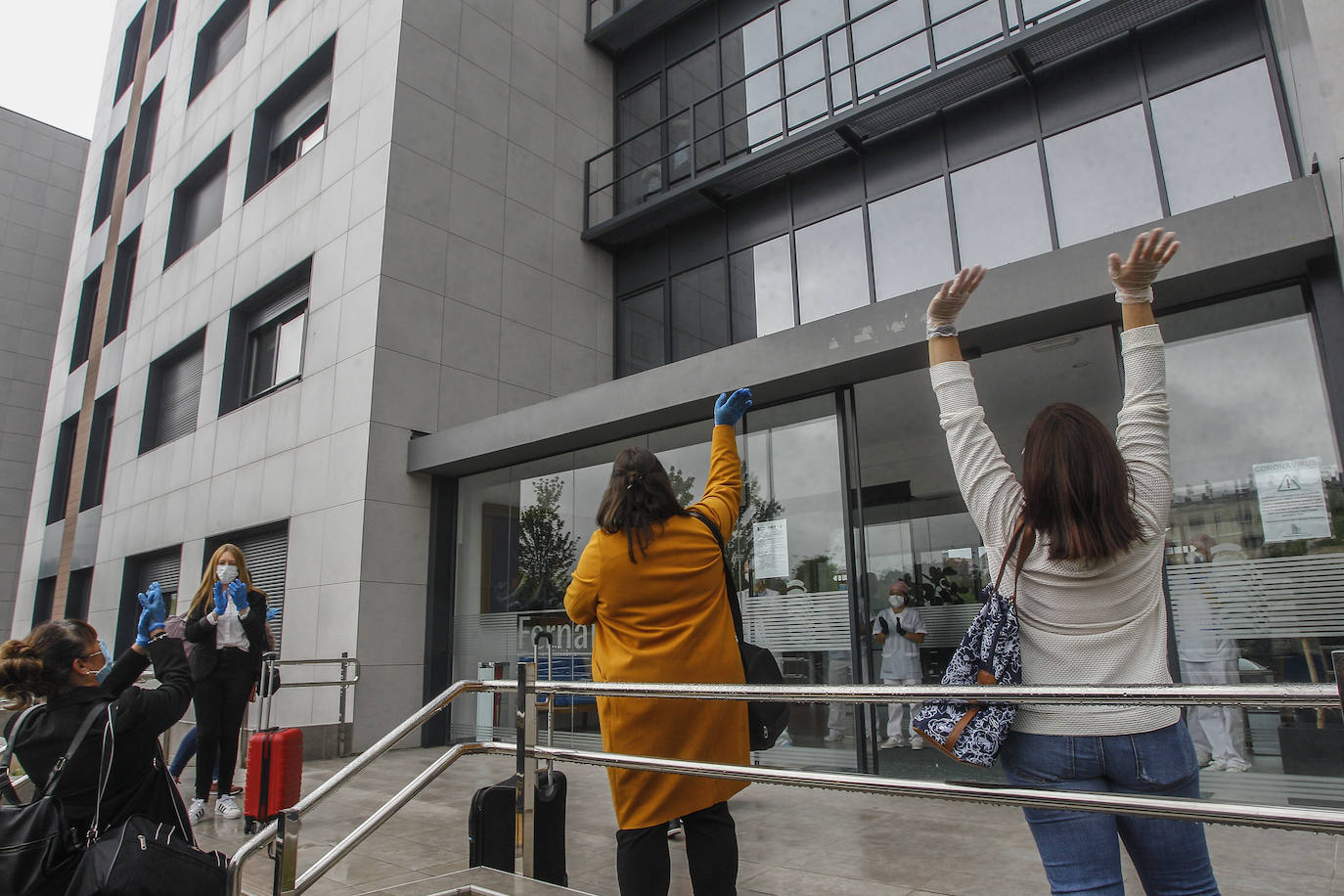 Fotos: «Emoción y pena» en la salida de los trabajadores de la Residencia Fernando Arce