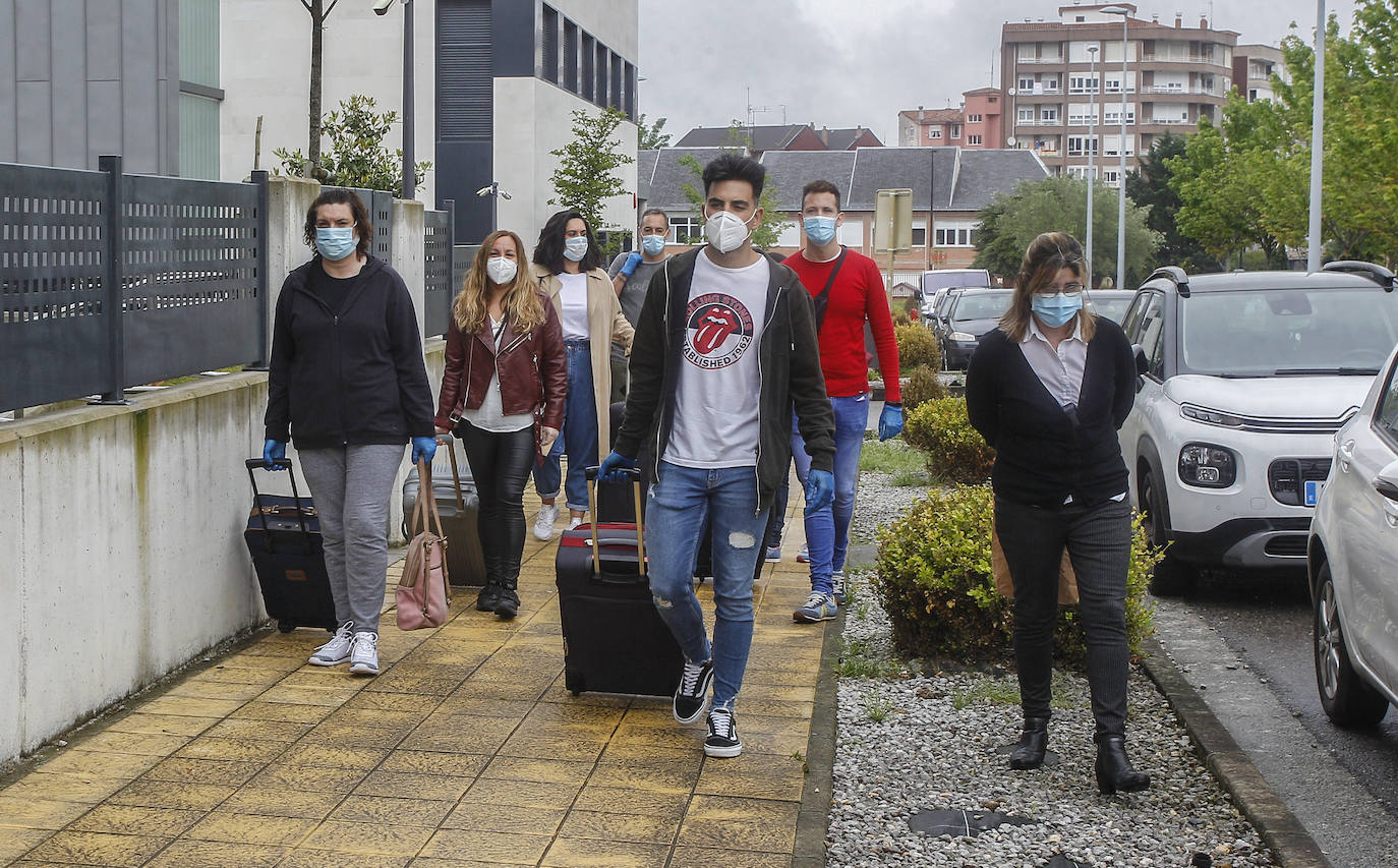 Fotos: «Emoción y pena» en la salida de los trabajadores de la Residencia Fernando Arce
