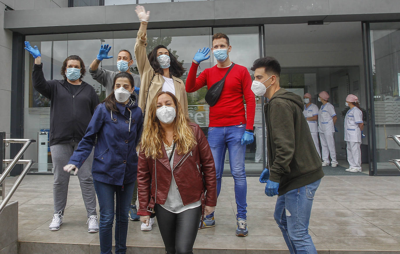 Fotos: «Emoción y pena» en la salida de los trabajadores de la Residencia Fernando Arce