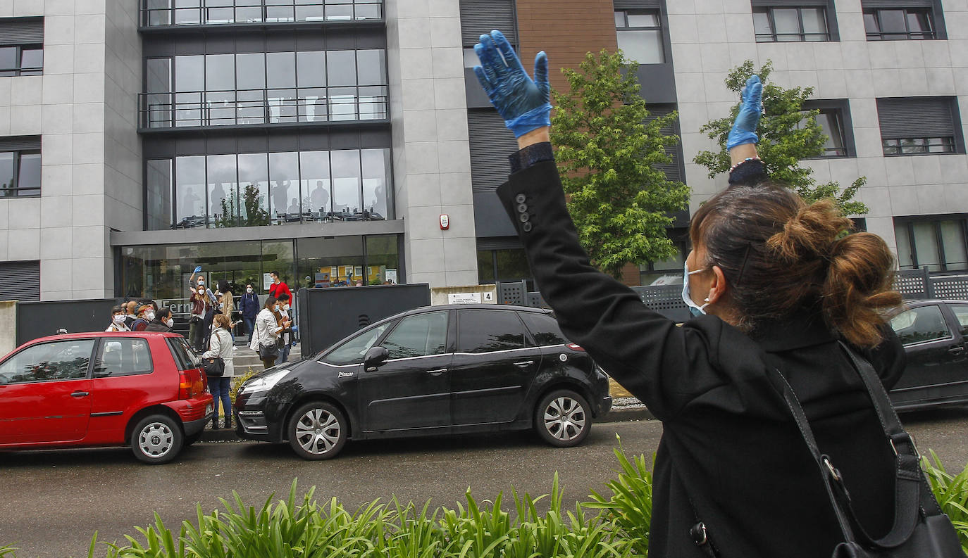Fotos: «Emoción y pena» en la salida de los trabajadores de la Residencia Fernando Arce