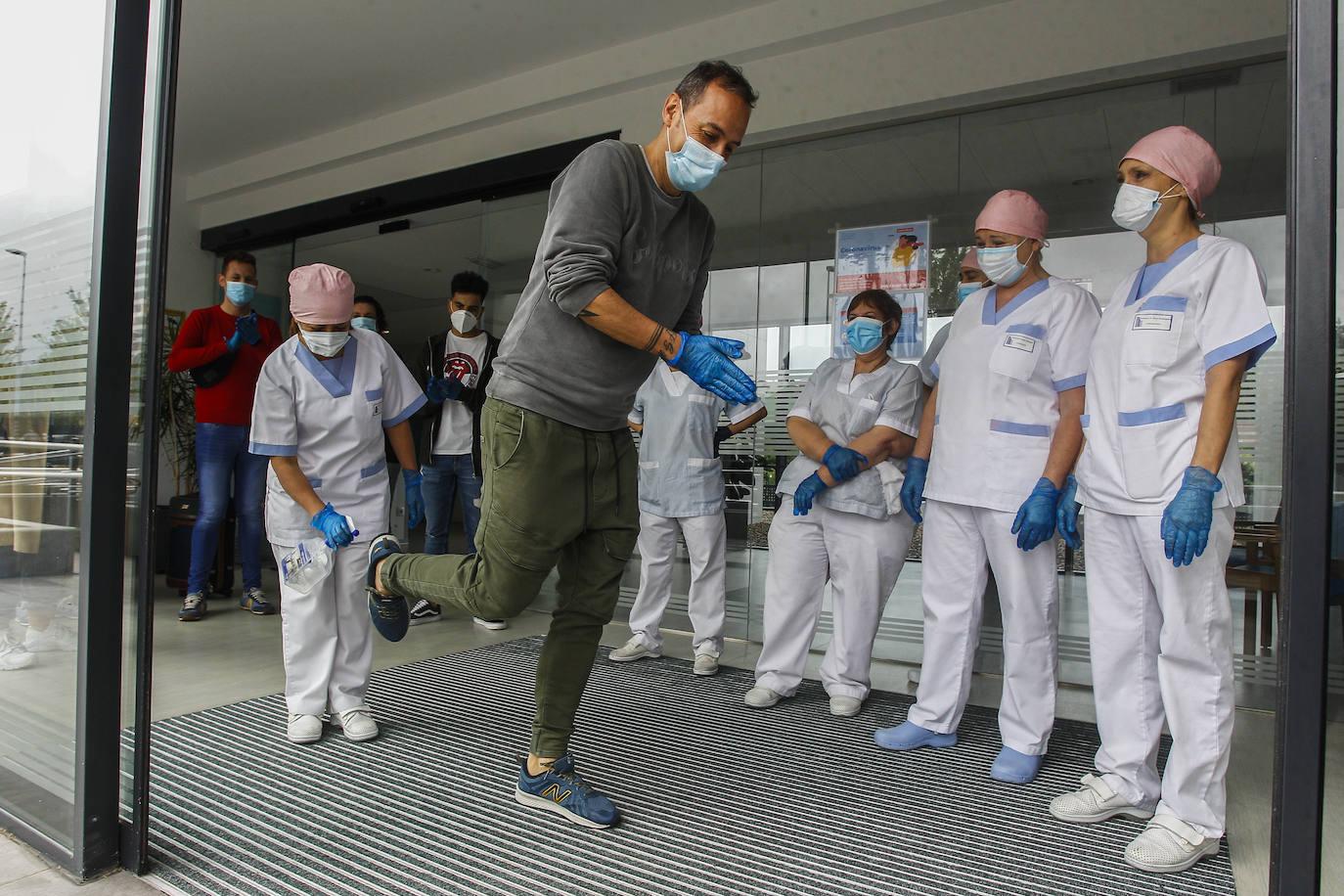Fotos: «Emoción y pena» en la salida de los trabajadores de la Residencia Fernando Arce