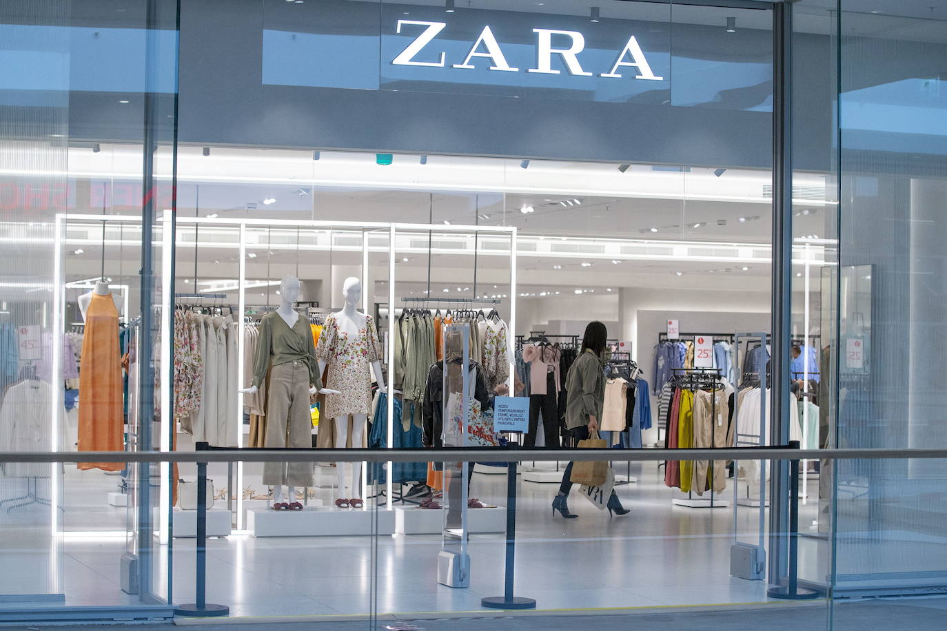 Fotos: Zara reabre sus tiendas en en Francia y Líbano con unas colas kilométricas sin distancia de seguridad