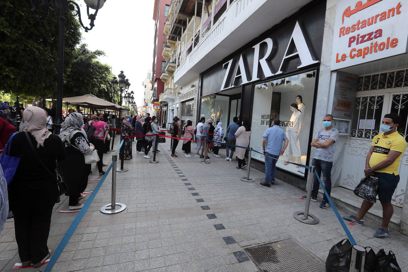 Fotos: Zara reabre sus tiendas en en Francia y Líbano con unas colas kilométricas sin distancia de seguridad