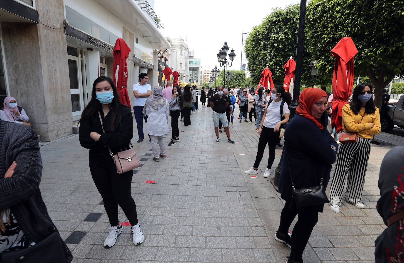 Fotos: Zara reabre sus tiendas en en Francia y Líbano con unas colas kilométricas sin distancia de seguridad