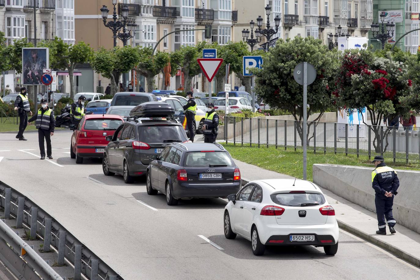 Fotos: Controles de la policía Local y Nacional en Santander