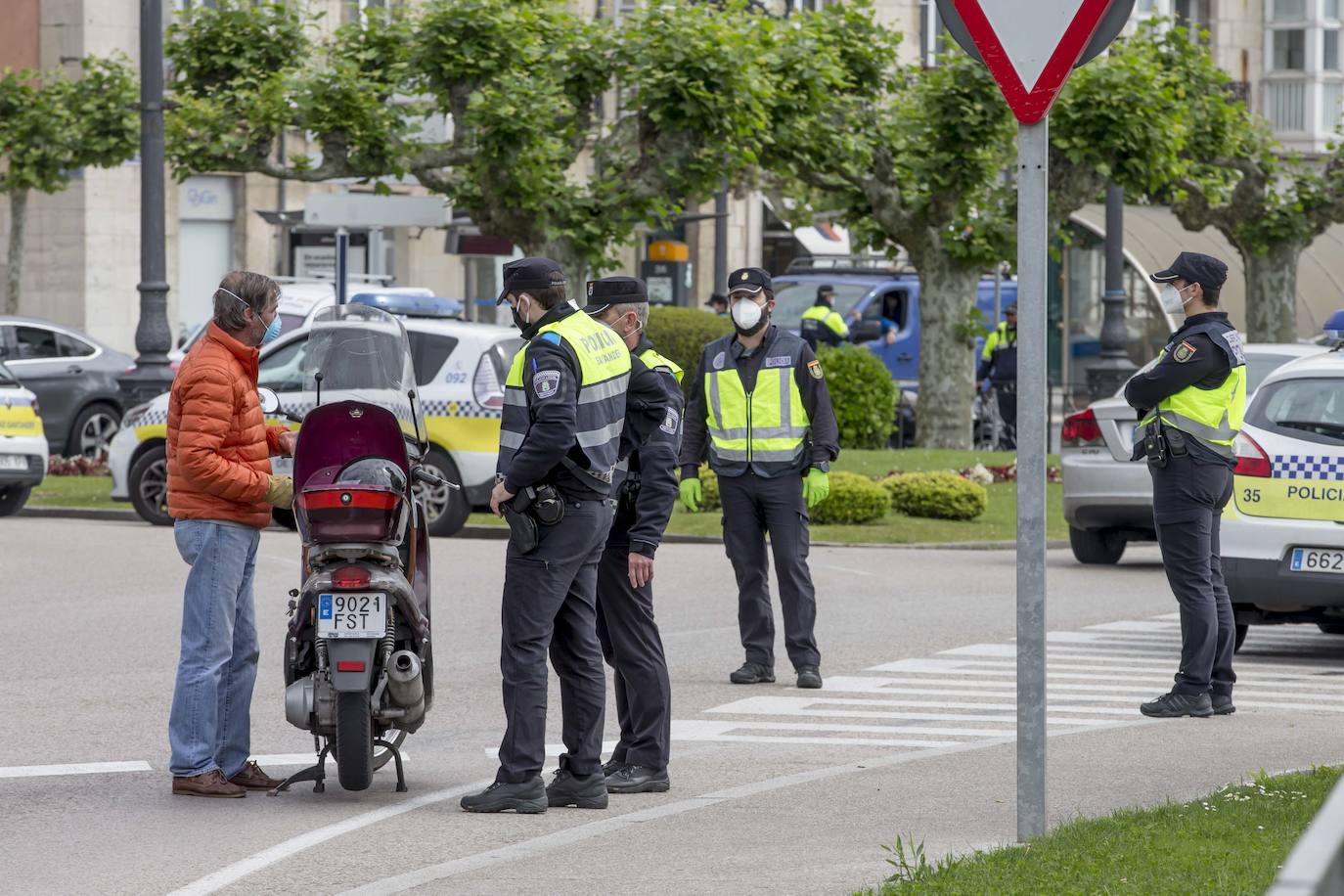 Fotos: Controles de la policía Local y Nacional en Santander