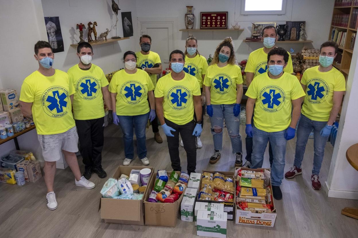 Un grupo de técnicos de emergencias, en uno de sus puntos de entrega de alimentos. 