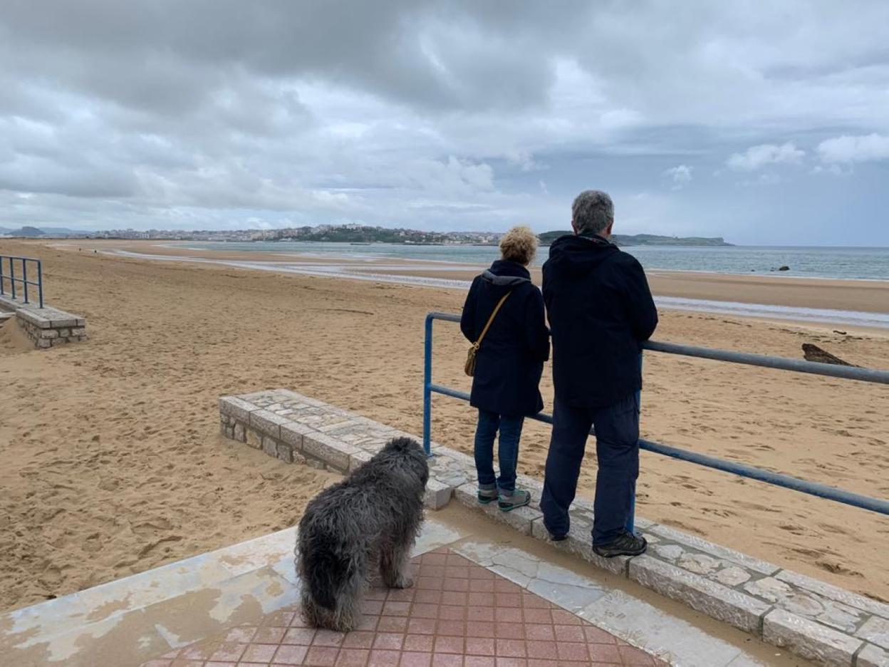  Los paseantes están volviendo tímidamente a las playas de Ribamontán al Mar. 