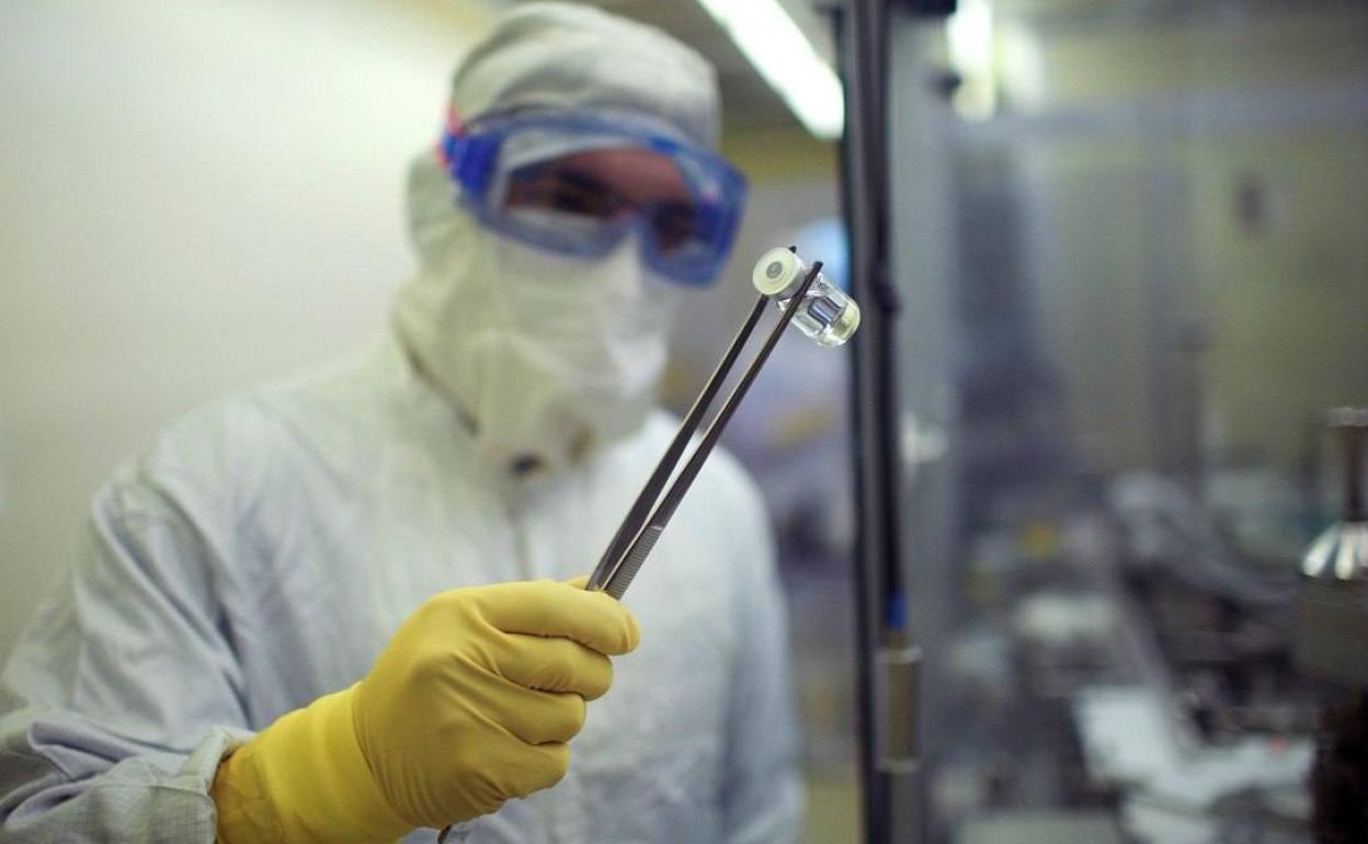 Los laboratorios siguen trabajando en la búsqueda de una vacuna. 