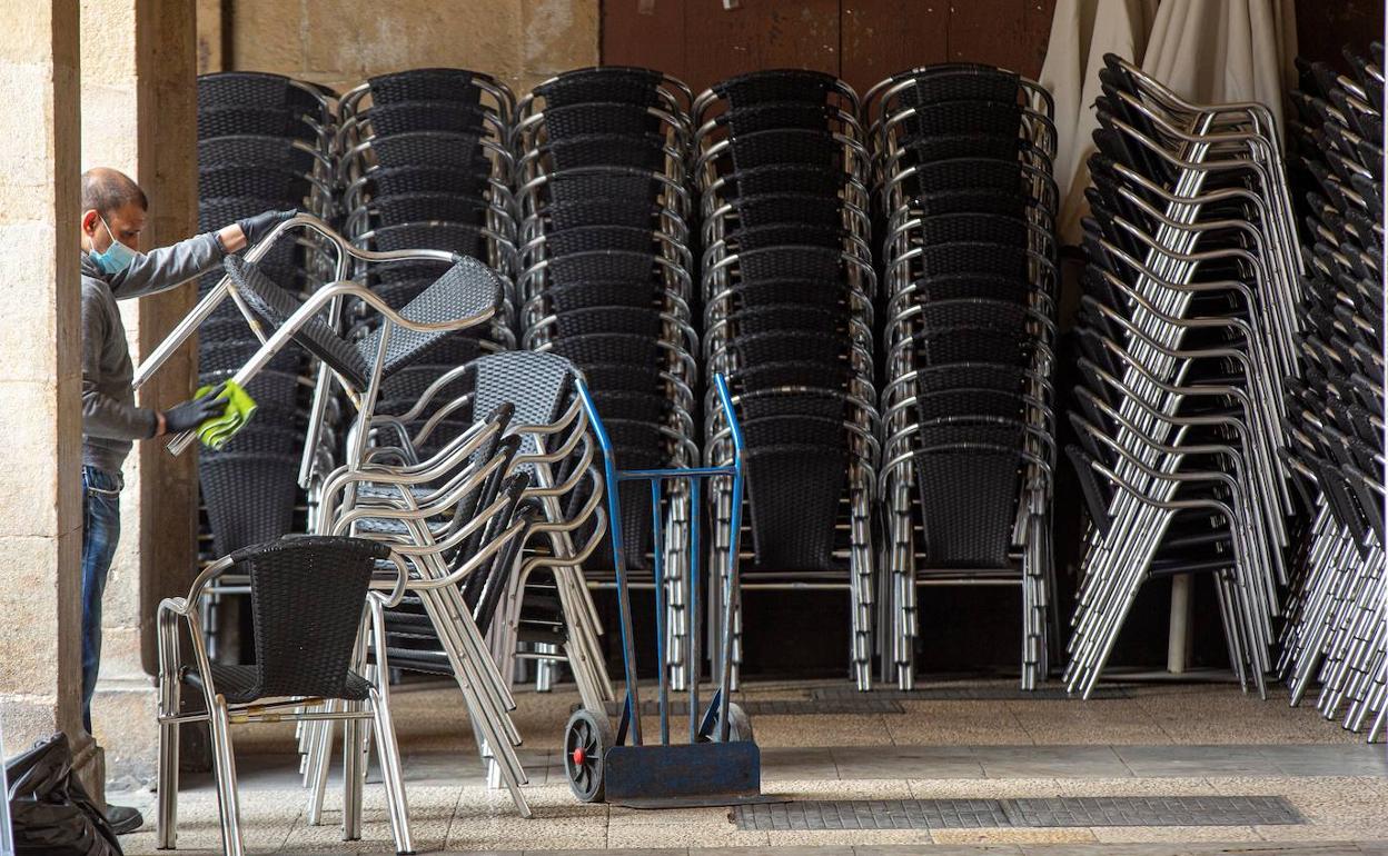 Denunciados dos locales en Santander por instalar terrazas sin autorización