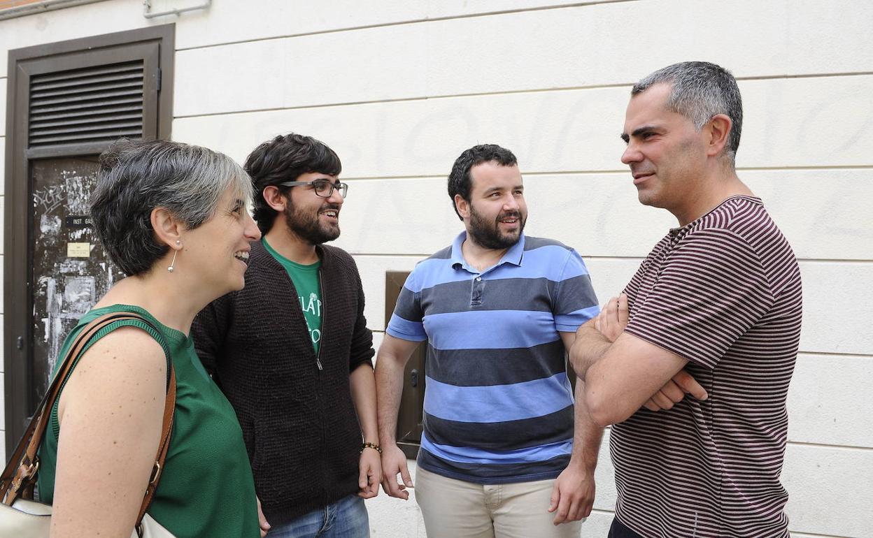 Leticia Martínez, con otros militantes de IU.