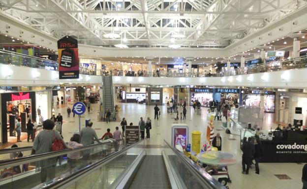 Vista interior del centro comercial Valle Real.