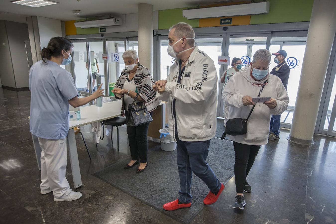 Fotos: Valdecilla Sur recupera las consultas suspendidas