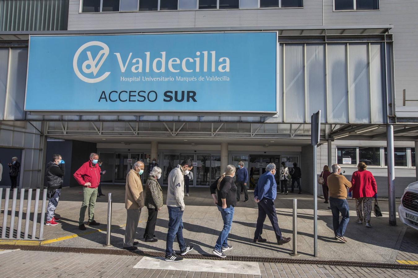 Fotos: Valdecilla Sur recupera las consultas suspendidas
