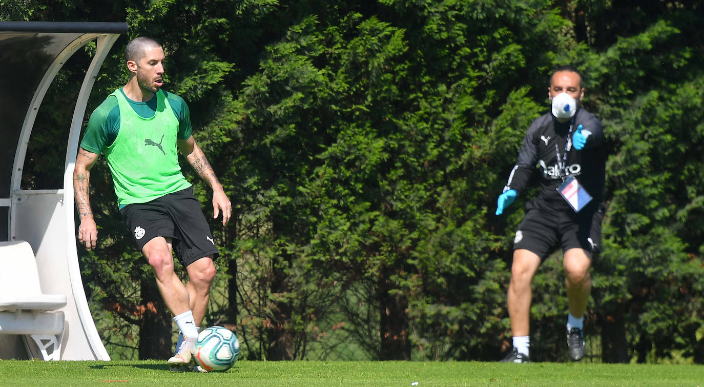 Fotos: Primer entrenamiento en grupo del Racing tras el desconfinamiento