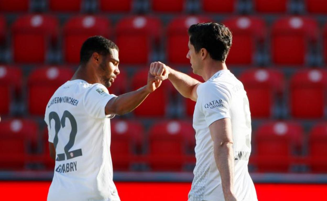 Lewandowski y Gnabry celebran uno de los goles del Bayern ante el Unión Berlín. 