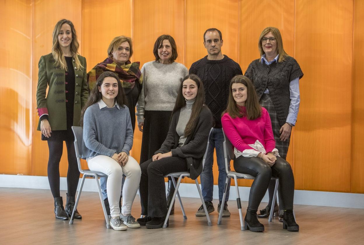 Equipo Brunettes. De pie: Irene Rivero (equipo de Tecnisa Campos), Violeta Landeras (directora de Calasanz - Escolapios), María Eugenia Gutiérrez (tutora), Ignacio Martínez (tutor) y Belén Campos (socia directiva de Tecnisa Campos). Abajo, el equipo: Amaya Díez-Aja, Claudia Santos, Daniela Sánchez y Julia Campo.