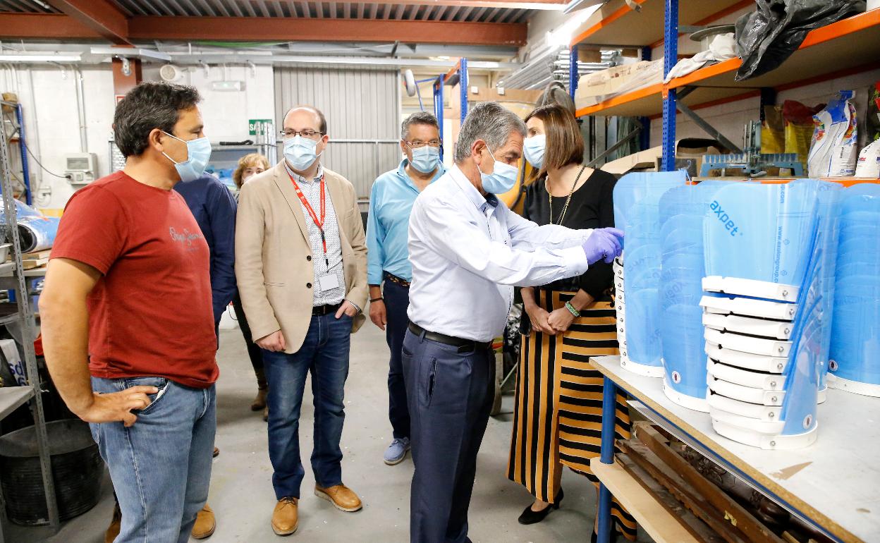 El Gobierno agradece el trabajo de talleres, imprenta y 112, al que entrega dos vehículos de emergencia