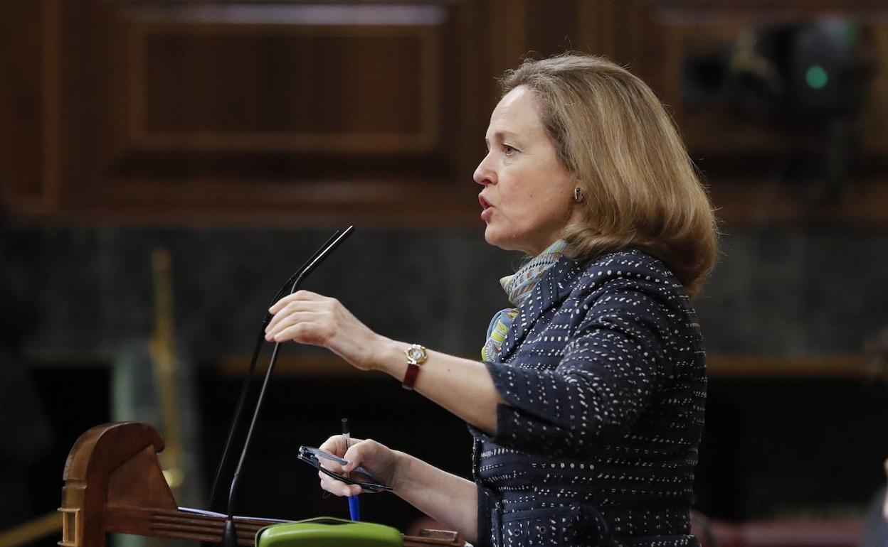 La ministra de Economía, Nadia Calviño, en el Congreso. 