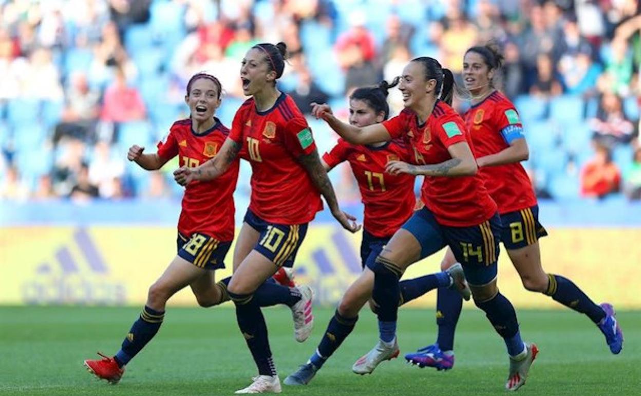 Las jugadoras de la selección española celebran un gol. 