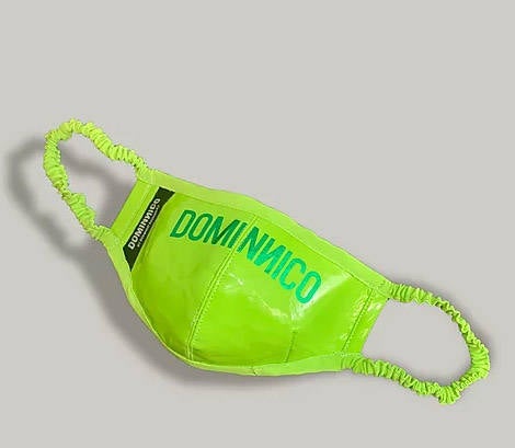 Mascarilla de vinilo en color verde con logo de Dominnico, 40 euros.