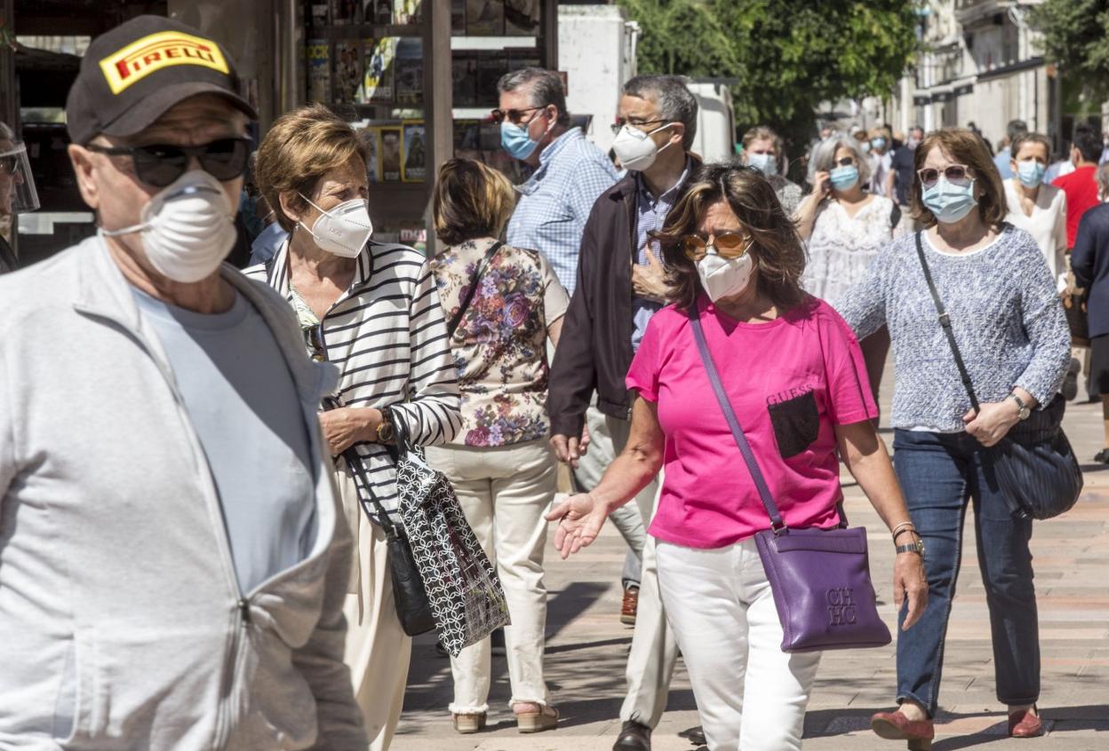 Personas protegidas con mascarillas, ayer en pleno centro de Santander. 