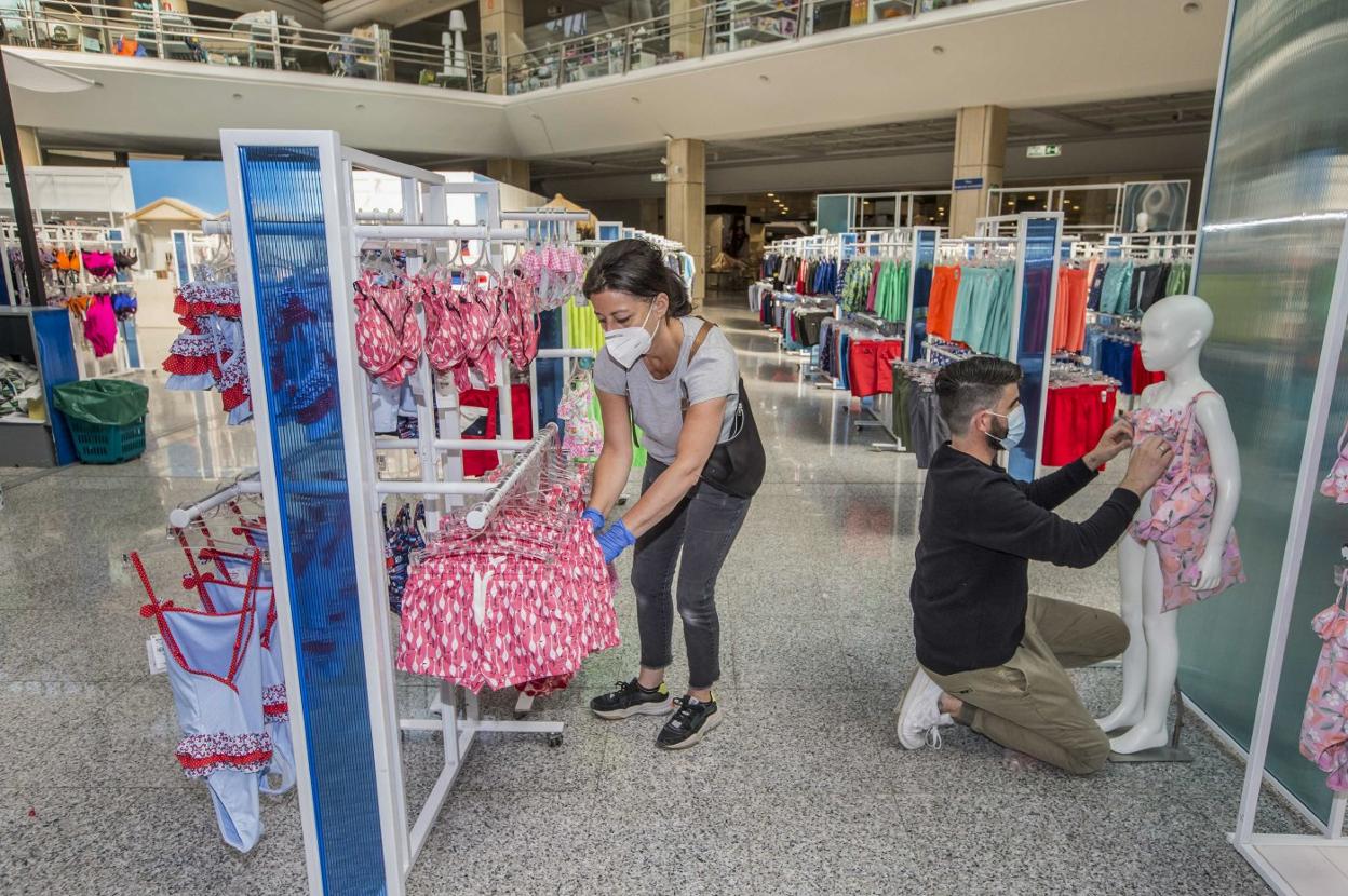 Imagen de ayer en El Corte Inglés, con los preparativos para la reapertura. 