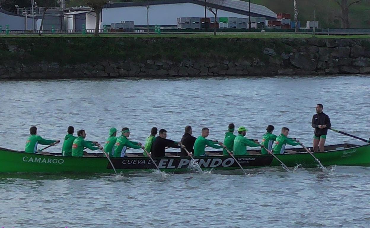 La trainera de Camargo en el Descenso de Traineras Limpias-Colindres