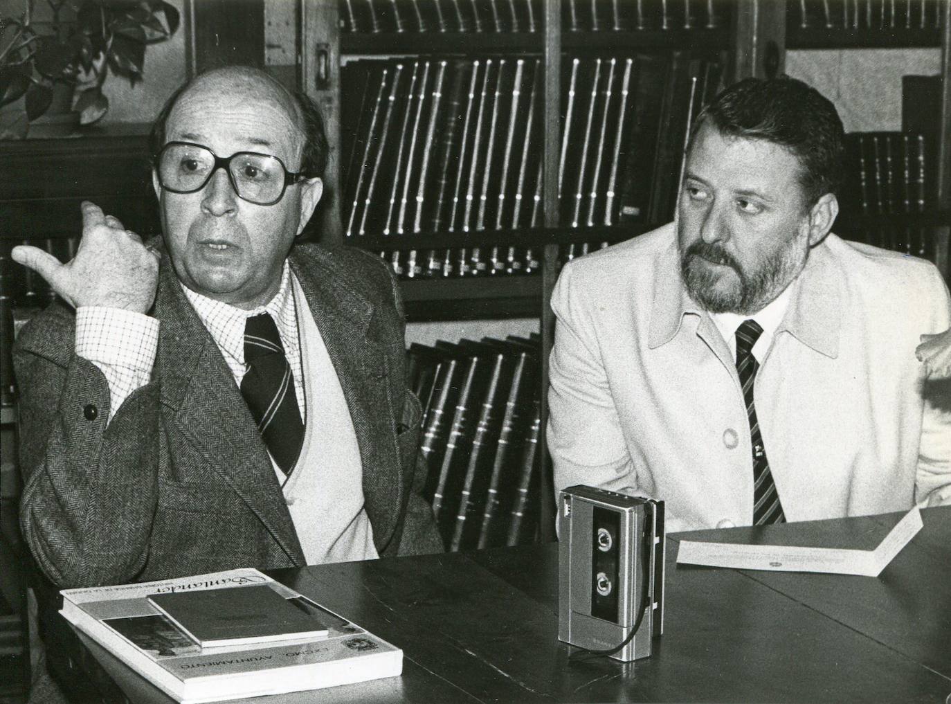 Imagen de 1988 del escritor Jesús Pardo y el entonces concejal de Santander Ángel Díaz Ocejo.