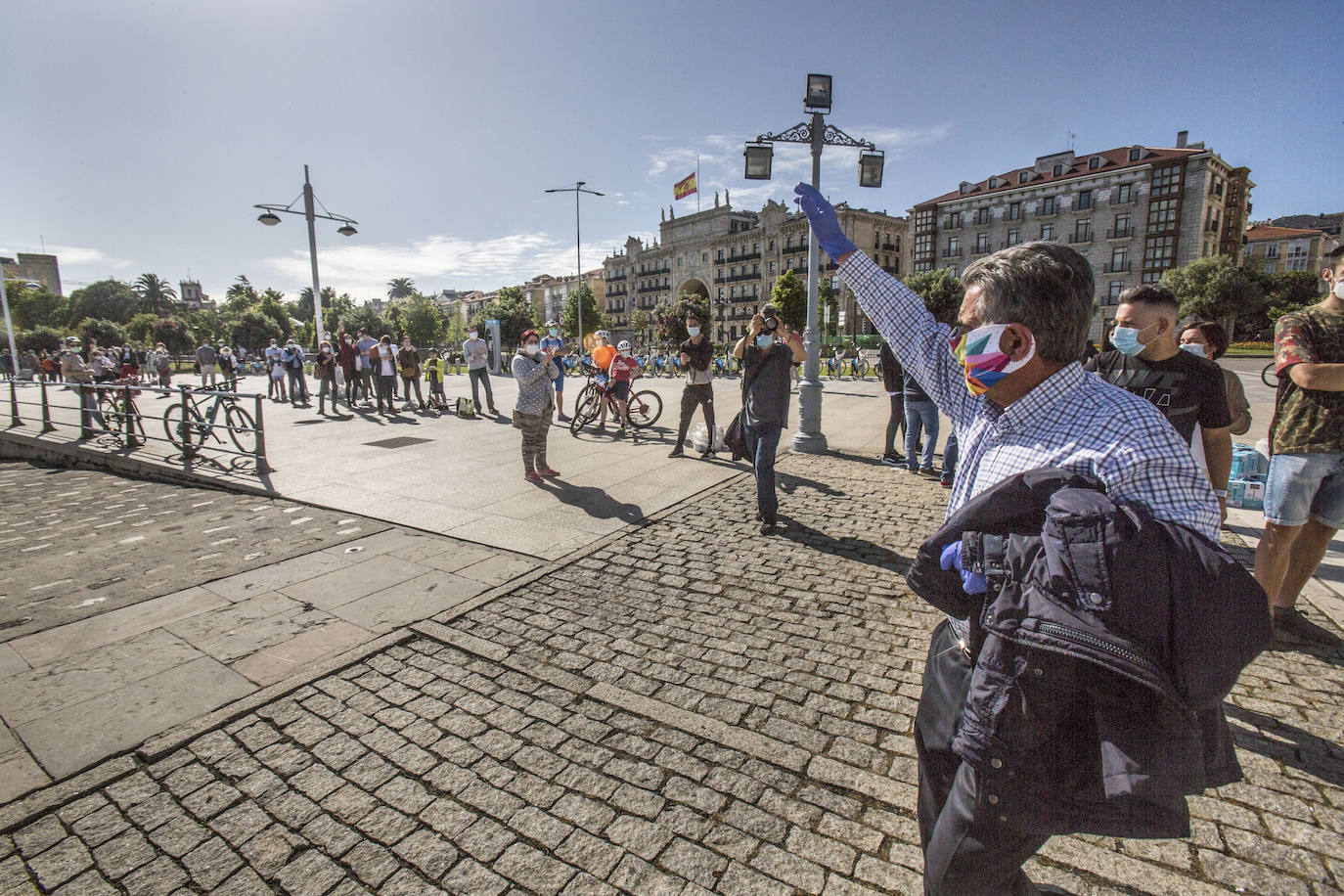 «Me alegra muchísimo ver cómo este Palacete del Embarcadero se ha convertido en estos días en centro de solidaridad de todos los cántabros». Miguel Ángel Revilla felicita en ese enclave –transformado desde hace dos semanas en punto de recogida del Banco de Alimentos– a todos los ciudadanos que han contribuido a que se hayan recogido más de 25.000 kilos de comida desde su puesta en marcha el pasado 8 de mayo. 