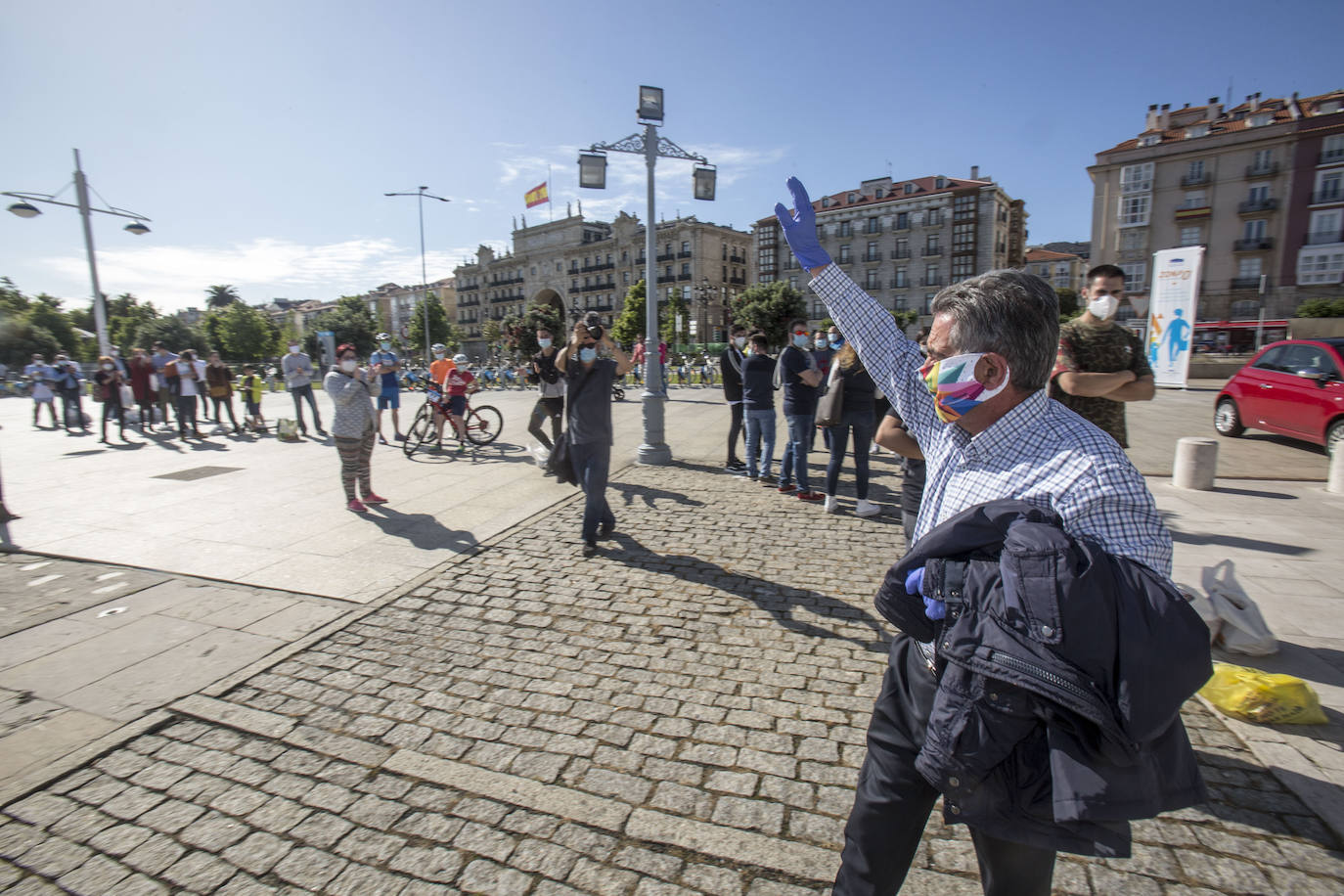 «Me alegra muchísimo ver cómo este Palacete del Embarcadero se ha convertido en estos días en centro de solidaridad de todos los cántabros». Miguel Ángel Revilla felicita en ese enclave –transformado desde hace dos semanas en punto de recogida del Banco de Alimentos– a todos los ciudadanos que han contribuido a que se hayan recogido más de 25.000 kilos de comida desde su puesta en marcha el pasado 8 de mayo. 