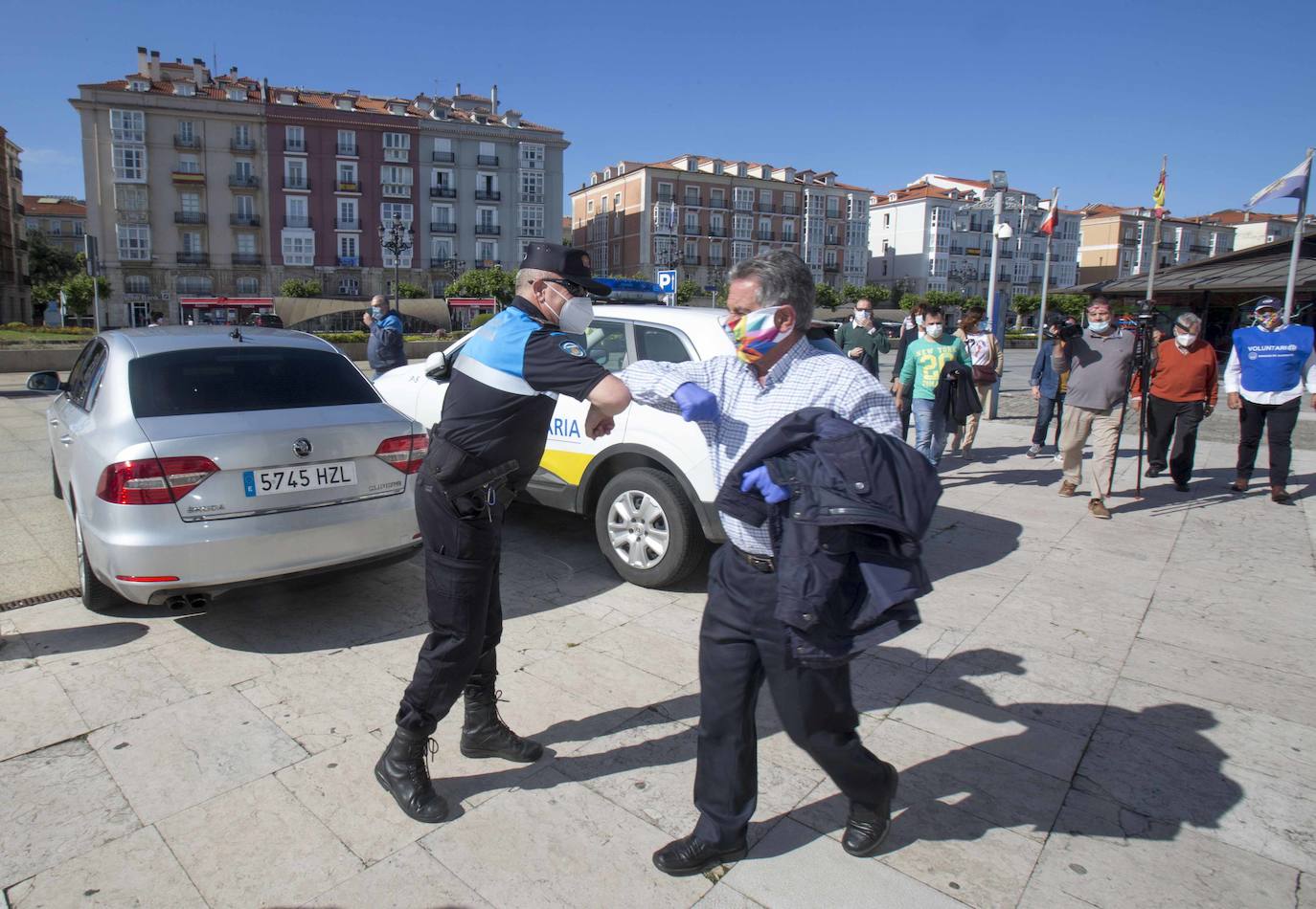 «Me alegra muchísimo ver cómo este Palacete del Embarcadero se ha convertido en estos días en centro de solidaridad de todos los cántabros». Miguel Ángel Revilla felicita en ese enclave –transformado desde hace dos semanas en punto de recogida del Banco de Alimentos– a todos los ciudadanos que han contribuido a que se hayan recogido más de 25.000 kilos de comida desde su puesta en marcha el pasado 8 de mayo. 