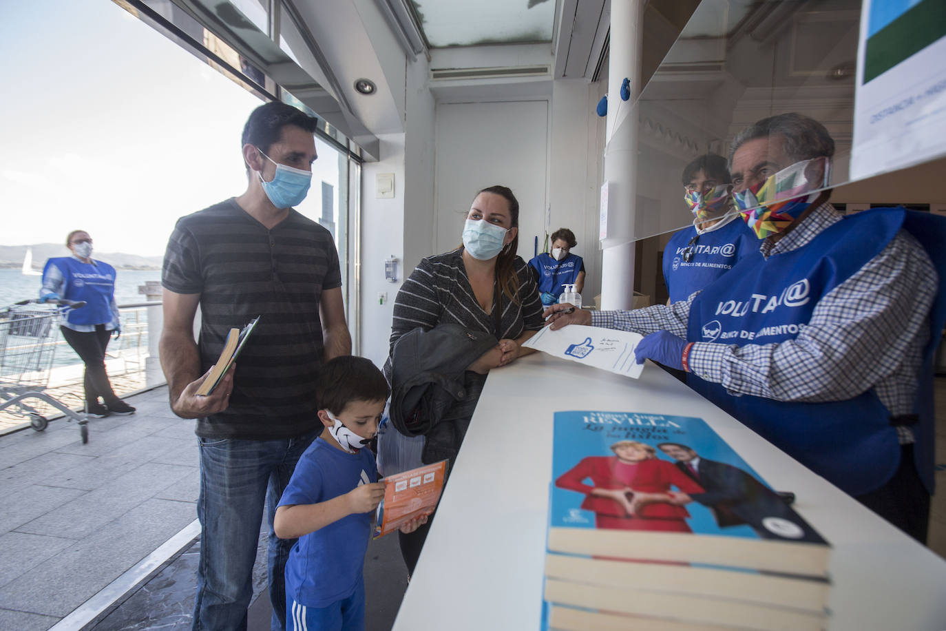 «Me alegra muchísimo ver cómo este Palacete del Embarcadero se ha convertido en estos días en centro de solidaridad de todos los cántabros». Miguel Ángel Revilla felicita en ese enclave –transformado desde hace dos semanas en punto de recogida del Banco de Alimentos– a todos los ciudadanos que han contribuido a que se hayan recogido más de 25.000 kilos de comida desde su puesta en marcha el pasado 8 de mayo. 