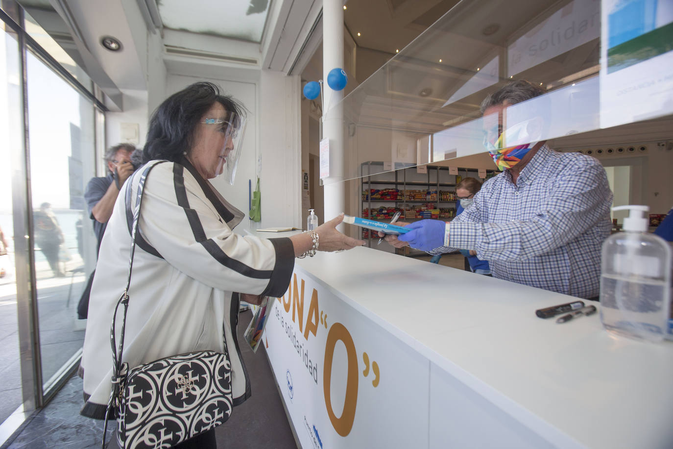 «Me alegra muchísimo ver cómo este Palacete del Embarcadero se ha convertido en estos días en centro de solidaridad de todos los cántabros». Miguel Ángel Revilla felicita en ese enclave –transformado desde hace dos semanas en punto de recogida del Banco de Alimentos– a todos los ciudadanos que han contribuido a que se hayan recogido más de 25.000 kilos de comida desde su puesta en marcha el pasado 8 de mayo. 