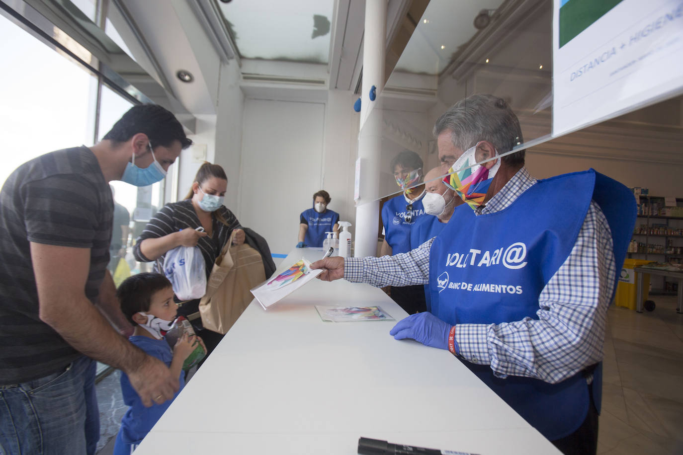 «Me alegra muchísimo ver cómo este Palacete del Embarcadero se ha convertido en estos días en centro de solidaridad de todos los cántabros». Miguel Ángel Revilla felicita en ese enclave –transformado desde hace dos semanas en punto de recogida del Banco de Alimentos– a todos los ciudadanos que han contribuido a que se hayan recogido más de 25.000 kilos de comida desde su puesta en marcha el pasado 8 de mayo. 