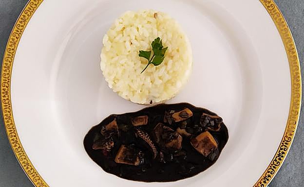 Cachón de la bahía en su tinta.