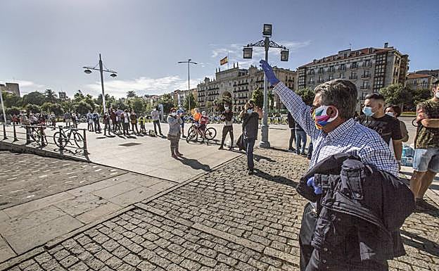 Imagen. Larga cola de ciudadanos para donar comida este sábado en Santander.