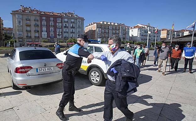 Imagen. Revilla saluda a un policía con el codo al llegar al Palacete del Embarcadero.