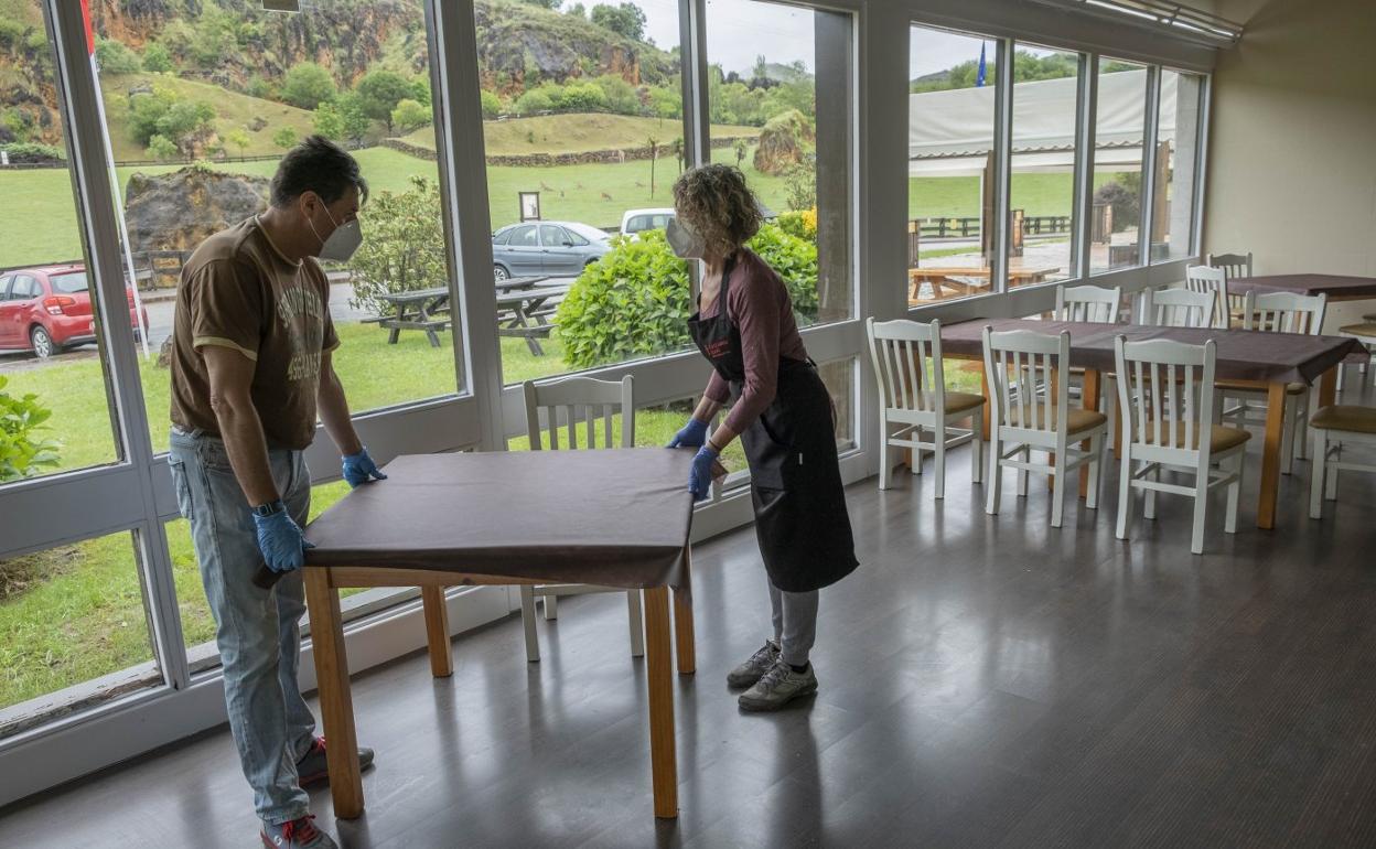 Dos trabajadores preparan un restaurante del Parque de la Naturaleza de Cabárceno para la reapertura. d. pedriza