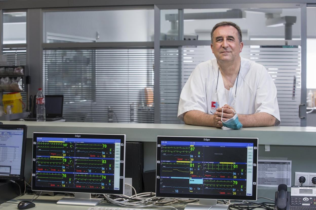 El jefe de servicio de Medicina Intensiva de Valdecilla, Juan Carlos Rodríguez Borregán, en el área de la UCI.