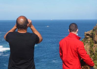 Imagen secundaria 1 - Distintas imágenes del operativo desplegado esta mañana para la búsqueda del pescador.
